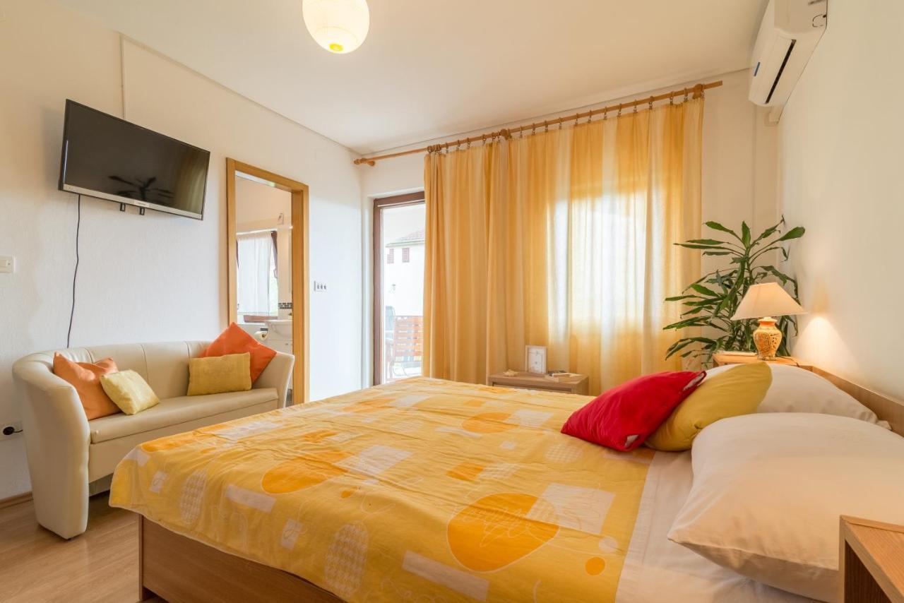 Apartments Bepina Biograd Na Moru Esterno foto